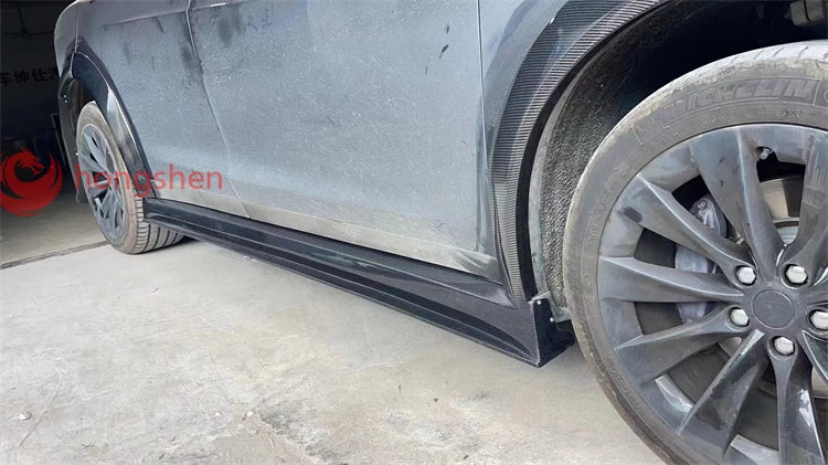 A pair of high-quality top style 3K carbon fiber side skirts for Tesla