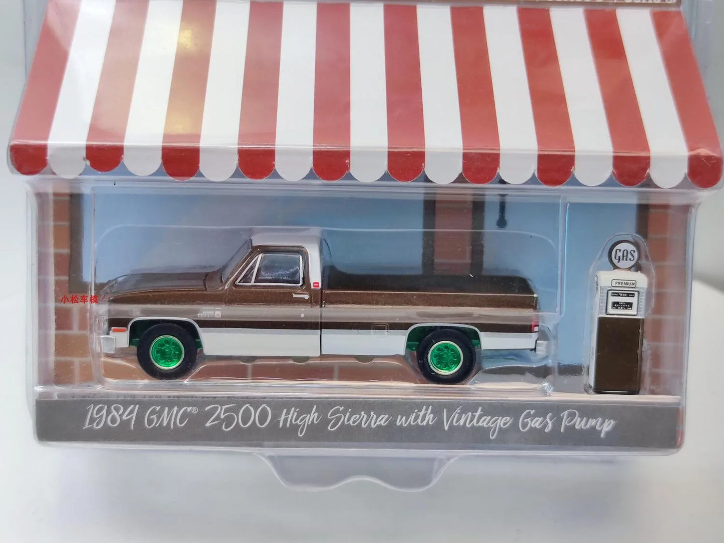 1:64 1984 GMC 2500 High Sierra&Gas Pump Station Green Edition